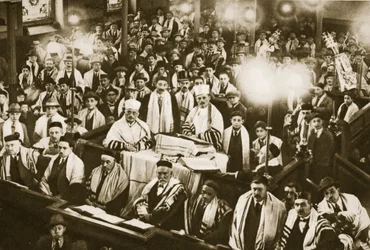 Interiør af en East End-synagoge under en festival (sepia-billede)
